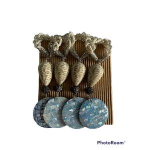 Set of 4 napkin rings, shell and beads